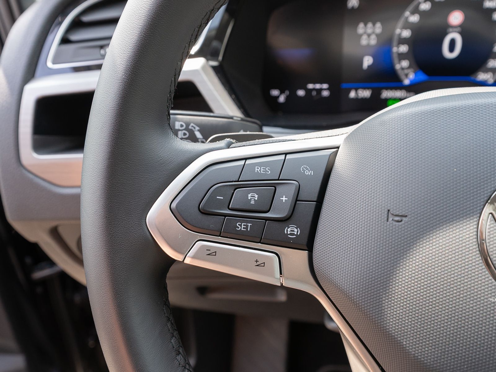 Fahrzeugabbildung Volkswagen Touran Comfortline 1,5 TSI DSG NAVI AHK 7-Sitzer