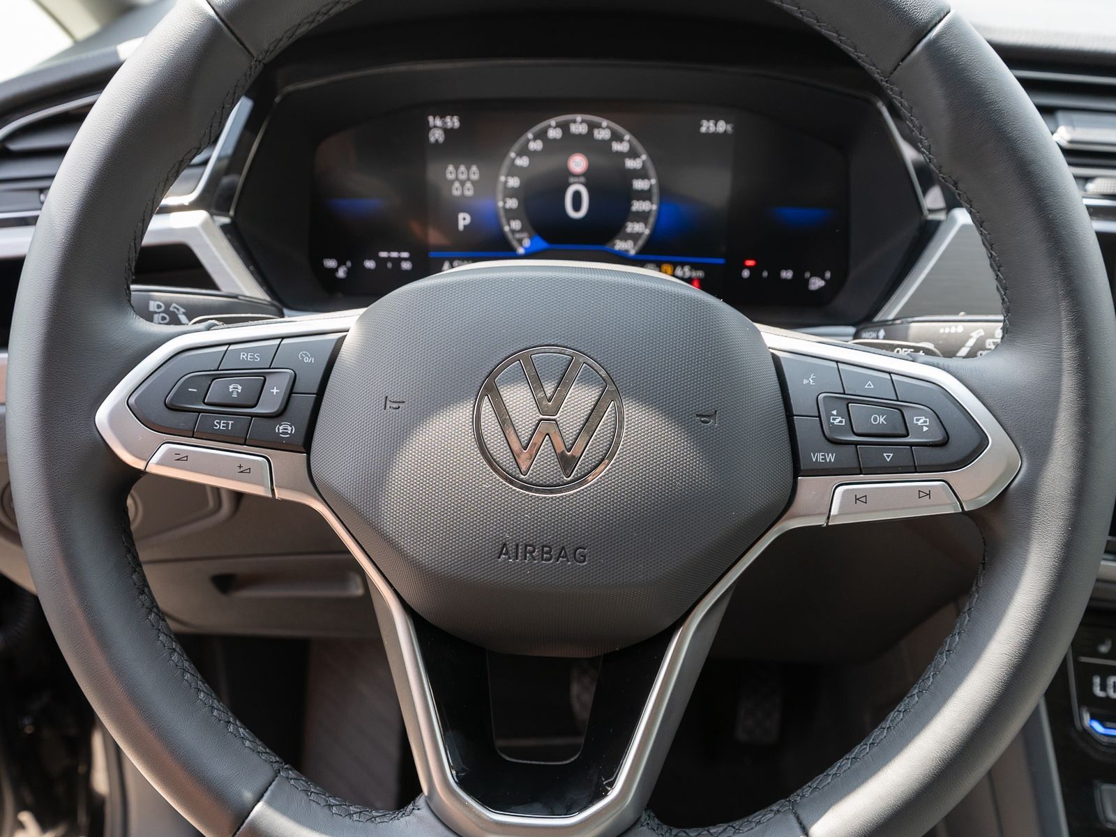 Fahrzeugabbildung Volkswagen Touran Comfortline 1,5 TSI DSG NAVI AHK 7-Sitzer