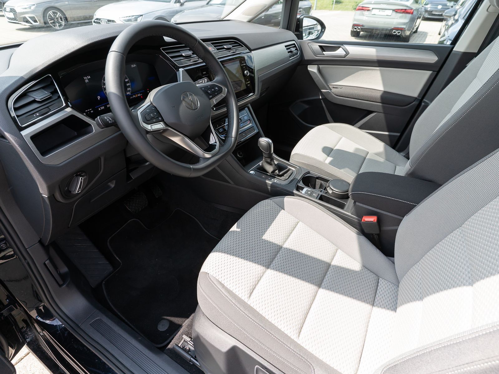 Fahrzeugabbildung Volkswagen Touran Comfortline 1,5 TSI DSG NAVI AHK 7-Sitzer