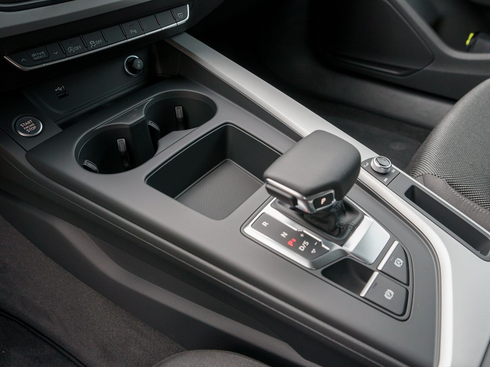 Fahrzeugabbildung Audi A4 Avant 40 TDI S tronic NAVI ACC RFK SHZ PDC VC