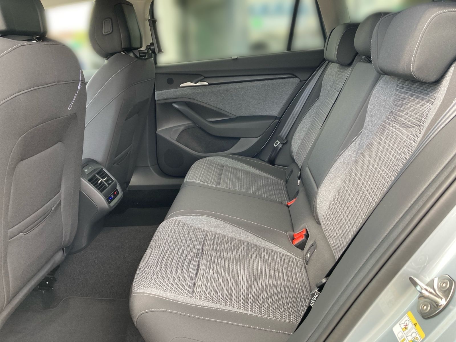Fahrzeugabbildung SKODA Superb Combi Selection 2,0 TDI DSG LED Navi AHK