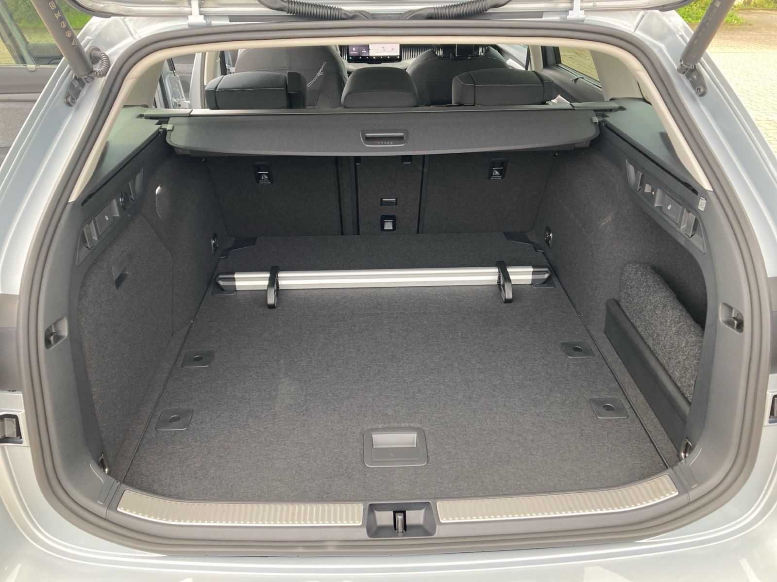 Fahrzeugabbildung SKODA Superb Combi Selection 2,0 TDI DSG LED Navi AHK