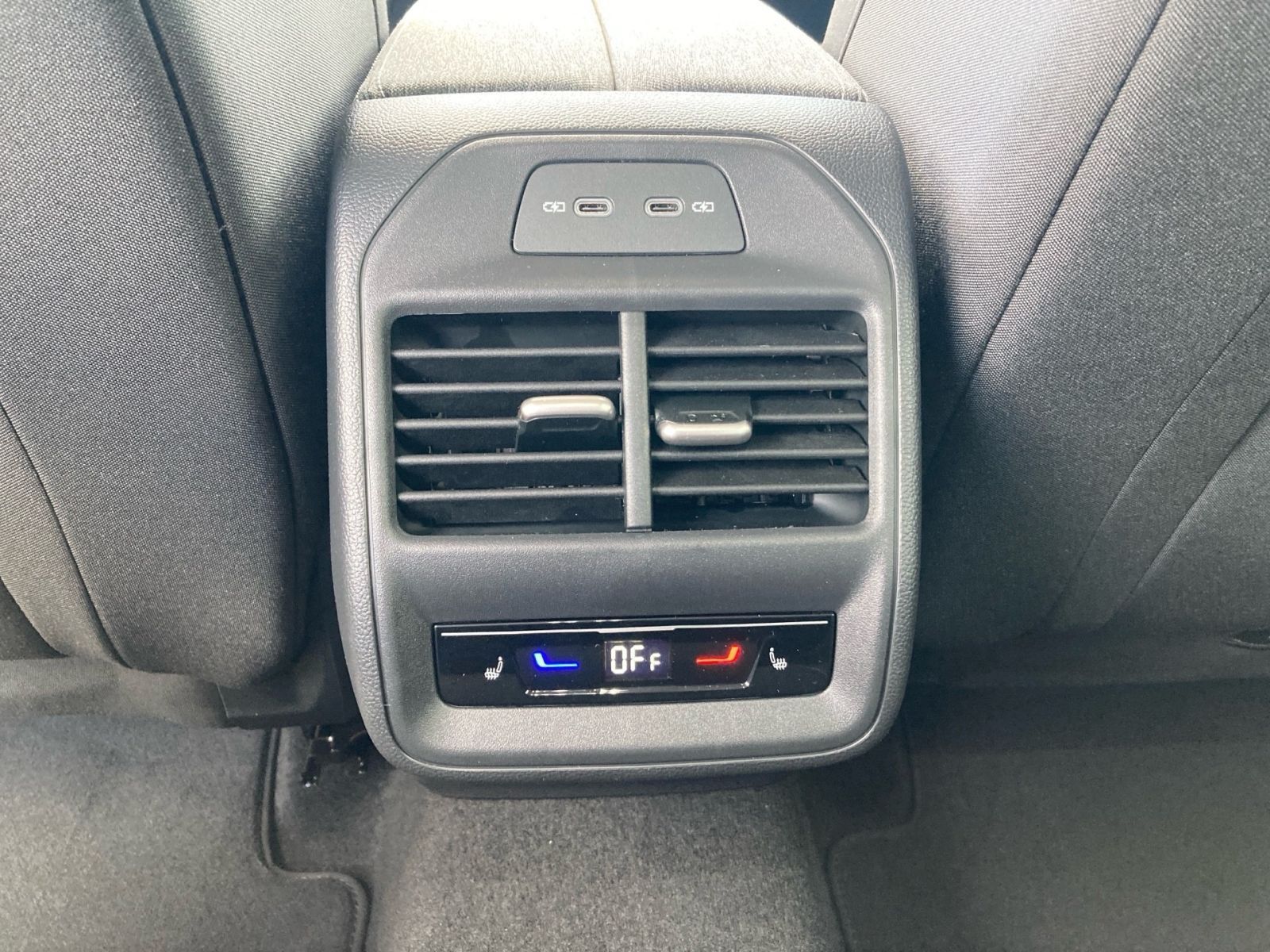 Fahrzeugabbildung SKODA Superb Combi Selection 2,0 TDI DSG LED Navi AHK