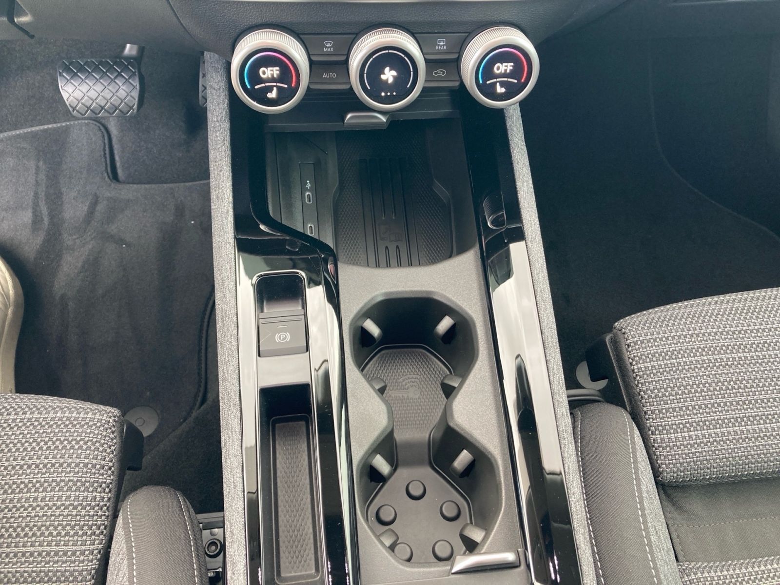 Fahrzeugabbildung SKODA Superb Combi Selection 2,0 TDI DSG LED Navi AHK