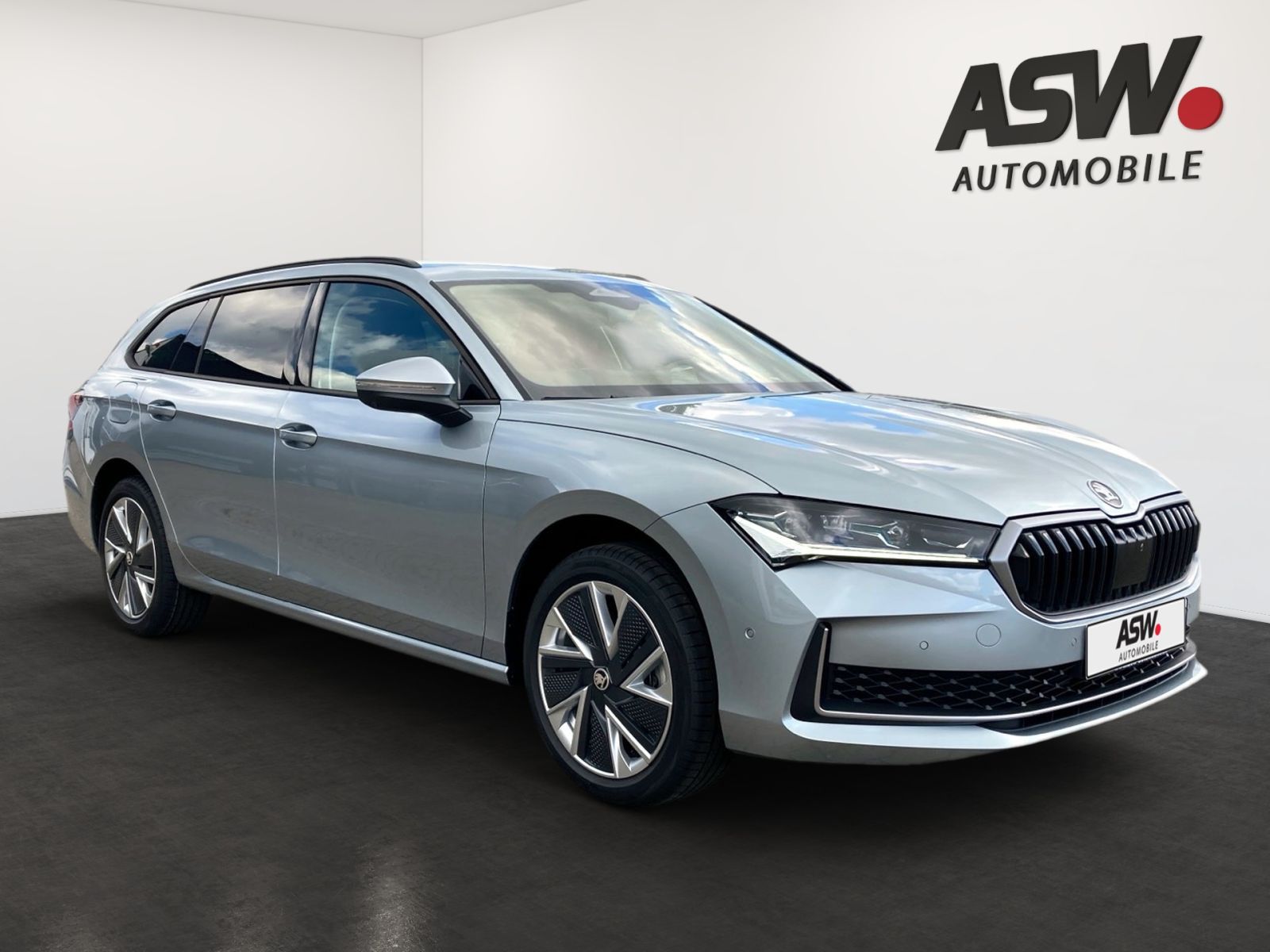 Fahrzeugabbildung SKODA Superb Combi Selection 2,0 TDI DSG LED Navi AHK