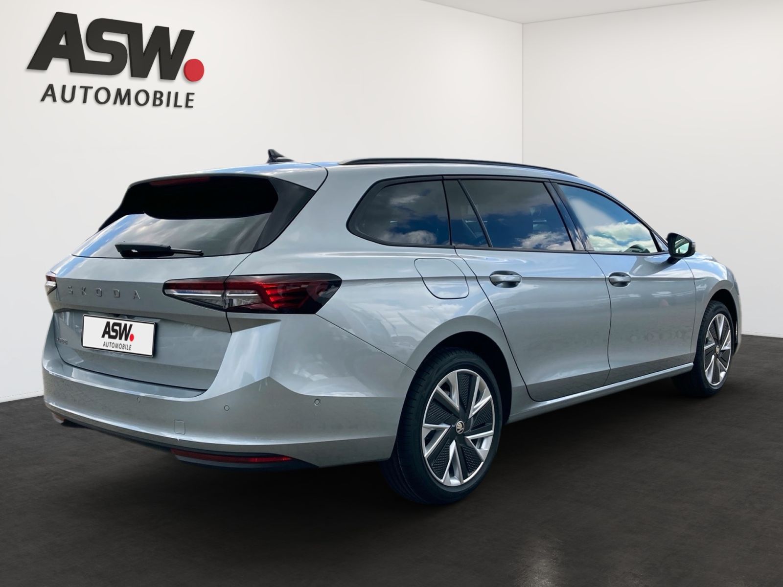 Fahrzeugabbildung SKODA Superb Combi Selection 2,0 TDI DSG LED Navi AHK