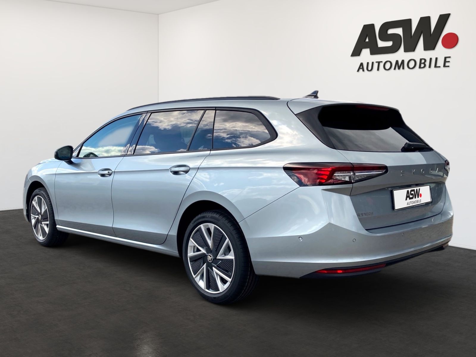 Fahrzeugabbildung SKODA Superb Combi Selection 2,0 TDI DSG LED Navi AHK