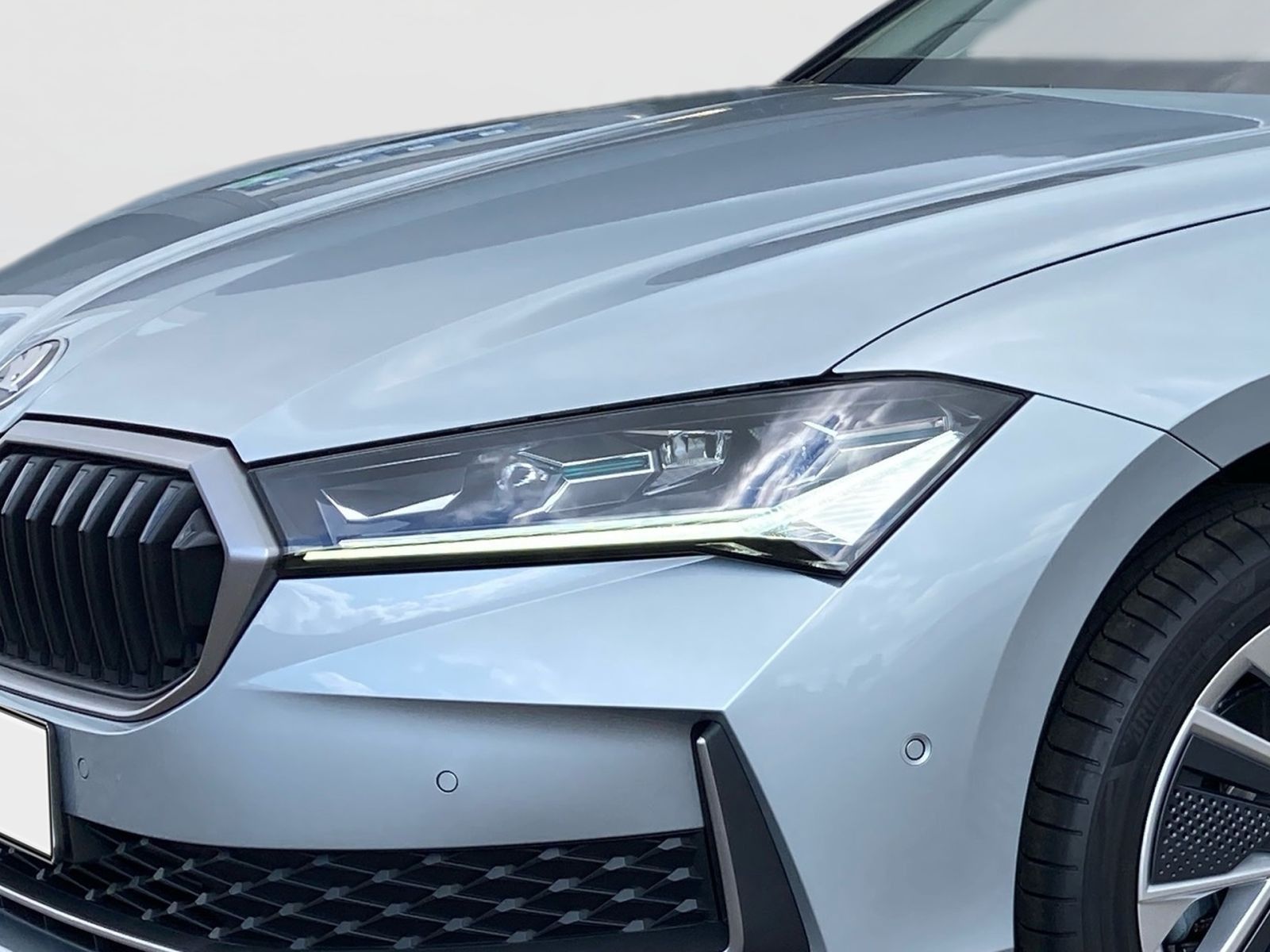 Fahrzeugabbildung SKODA Superb Combi Selection 2,0 TDI DSG LED Navi AHK