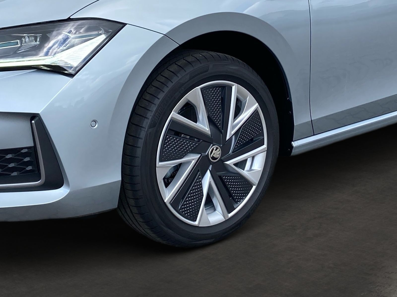 Fahrzeugabbildung SKODA Superb Combi Selection 2,0 TDI DSG LED Navi AHK
