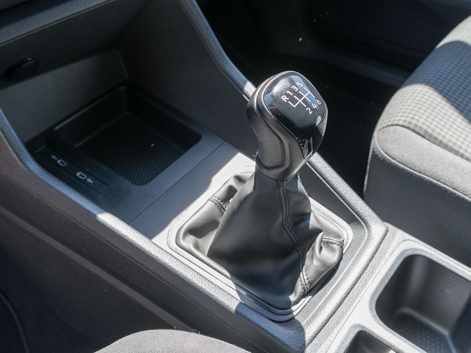 Fahrzeugabbildung Volkswagen Caddy Cargo 1.5 TSI PDC vo/hi Klima SHZ NAVI
