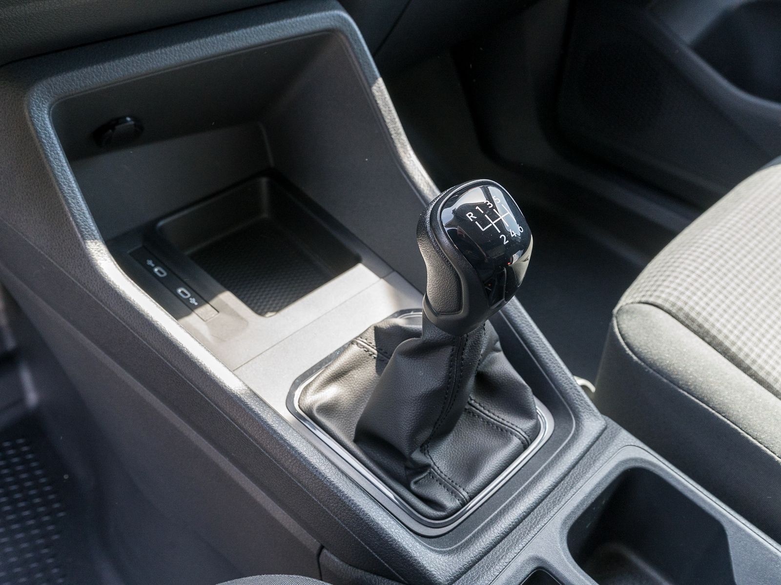 Fahrzeugabbildung Volkswagen Caddy Cargo 1.5 TSI PDC vo/hi Climatronic NAVI