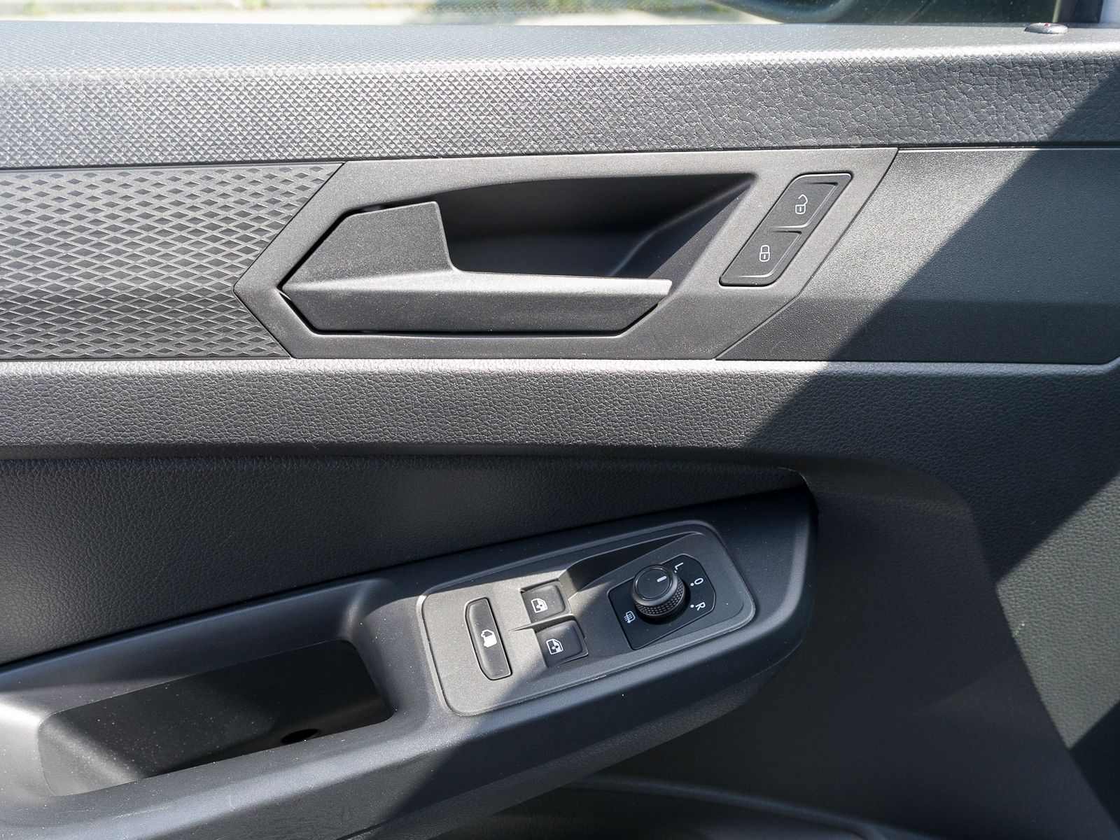 Fahrzeugabbildung Volkswagen Caddy Cargo 1.5 TSI PDC vo/hi Climatronic NAVI