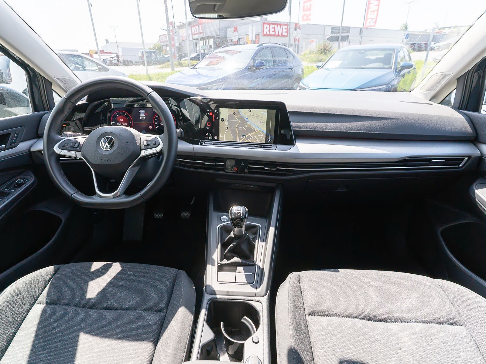 Fahrzeugabbildung Volkswagen Golf Life 1.5 TSI Navi LED ACC VC SHZ PDC v/h