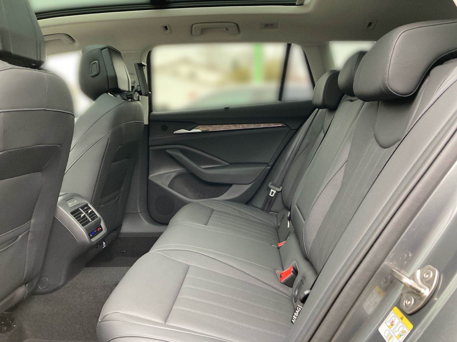 Fahrzeugabbildung SKODA Superb Combi L&K 1,5TSI iV 204PS DSG Pano AHK