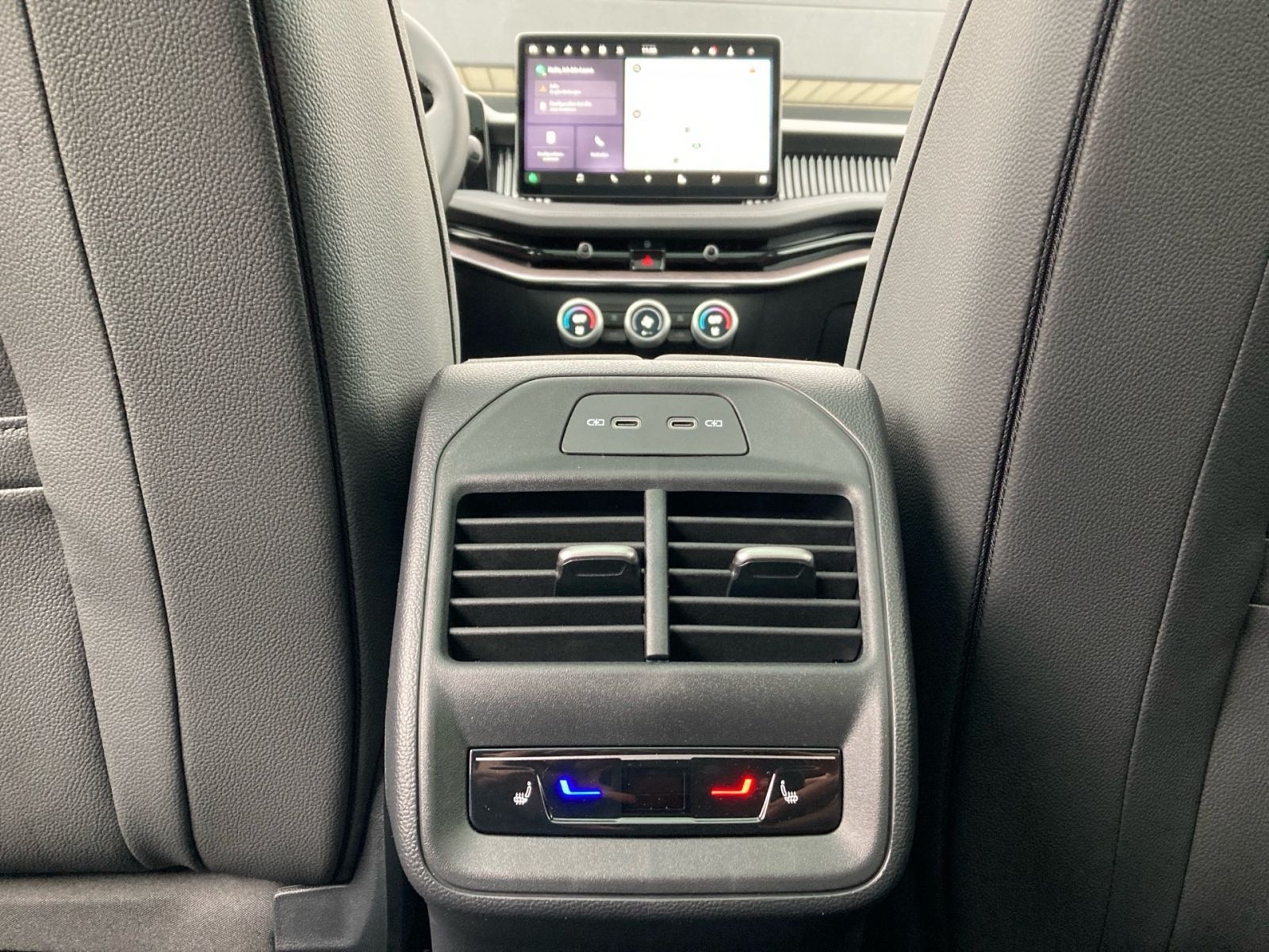 Fahrzeugabbildung SKODA Superb Combi L&K 1,5TSI iV 204PS DSG Pano AHK