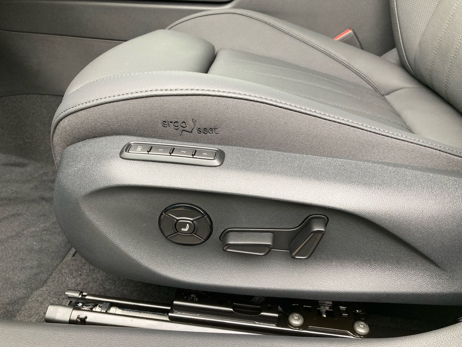 Fahrzeugabbildung SKODA Superb Combi L&K 1,5TSI iV 204PS DSG Pano AHK