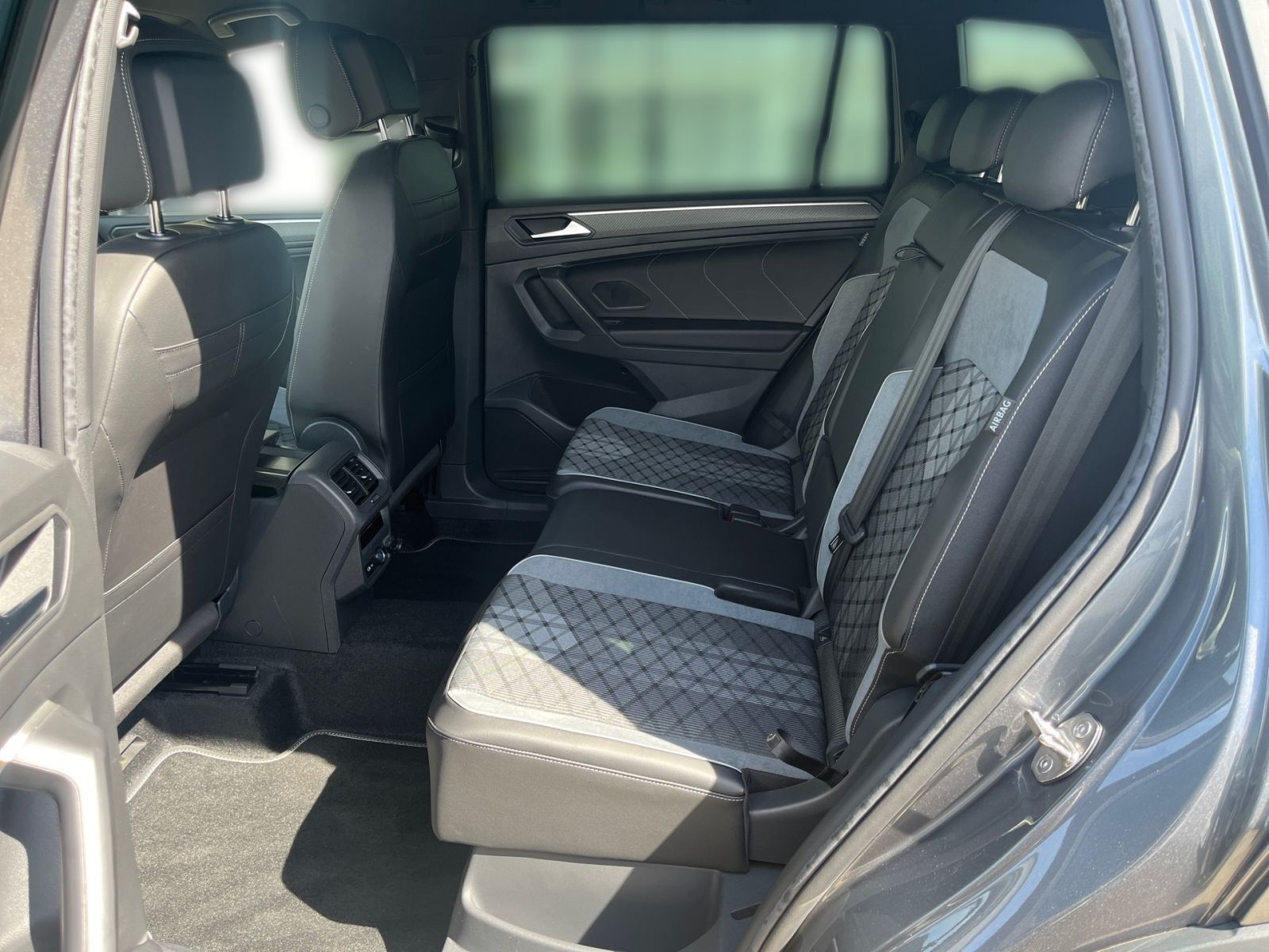 Fahrzeugabbildung Volkswagen Tiguan Allspace R-Line 2,0 TSI 4M DSG *AHK*