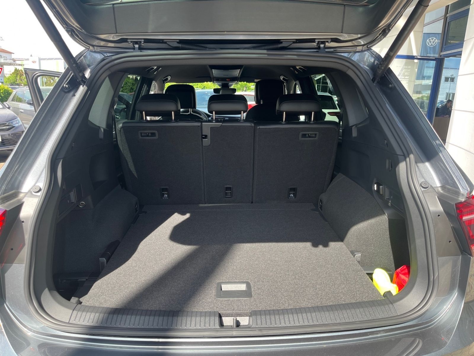 Fahrzeugabbildung Volkswagen Tiguan Allspace R-Line 2,0 TSI 4M DSG *AHK*
