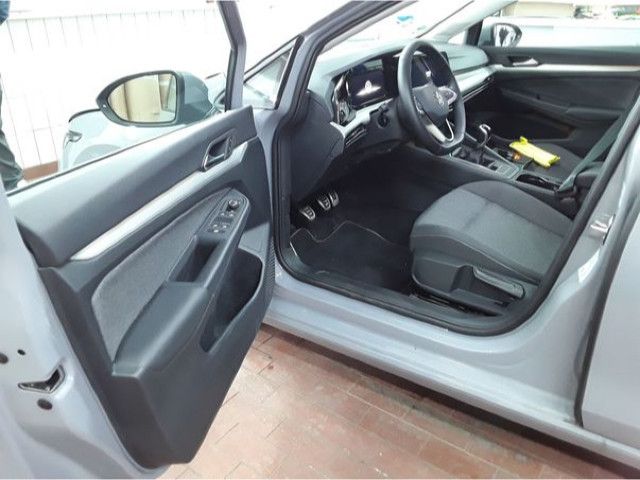 Fahrzeugabbildung Volkswagen Golf Variant Move 1,5 TSI Navi LED ACC Pano AHK