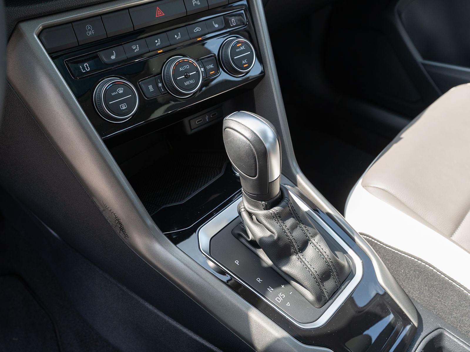 Fahrzeugabbildung Volkswagen T-Roc Style 1.5TSI DSG LED Navi Stdhz Pano LEDER
