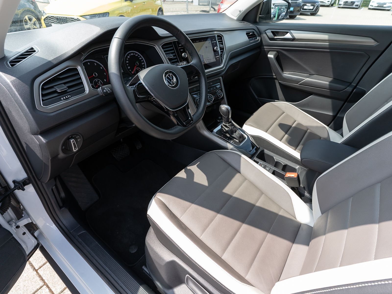 Fahrzeugabbildung Volkswagen T-Roc Style 1.5TSI DSG LED Navi Stdhz Pano LEDER