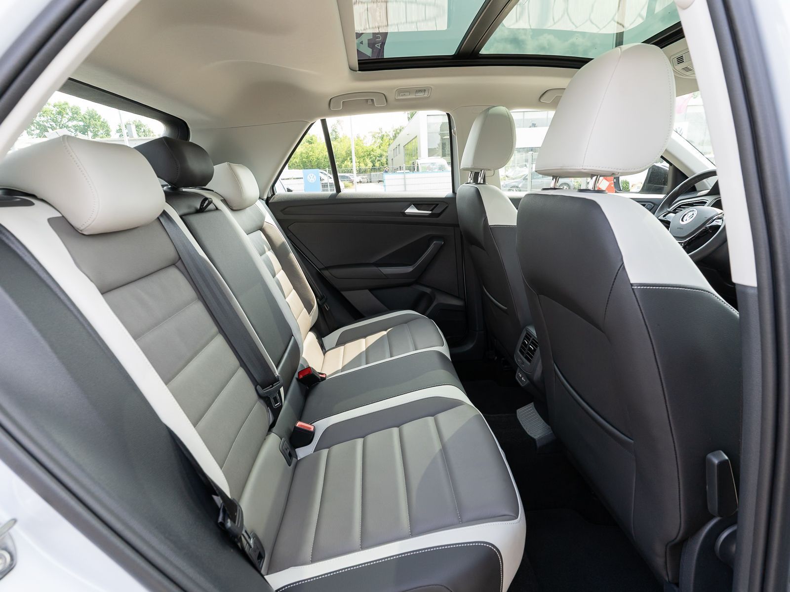 Fahrzeugabbildung Volkswagen T-Roc Style 1.5TSI DSG LED Navi Stdhz Pano LEDER