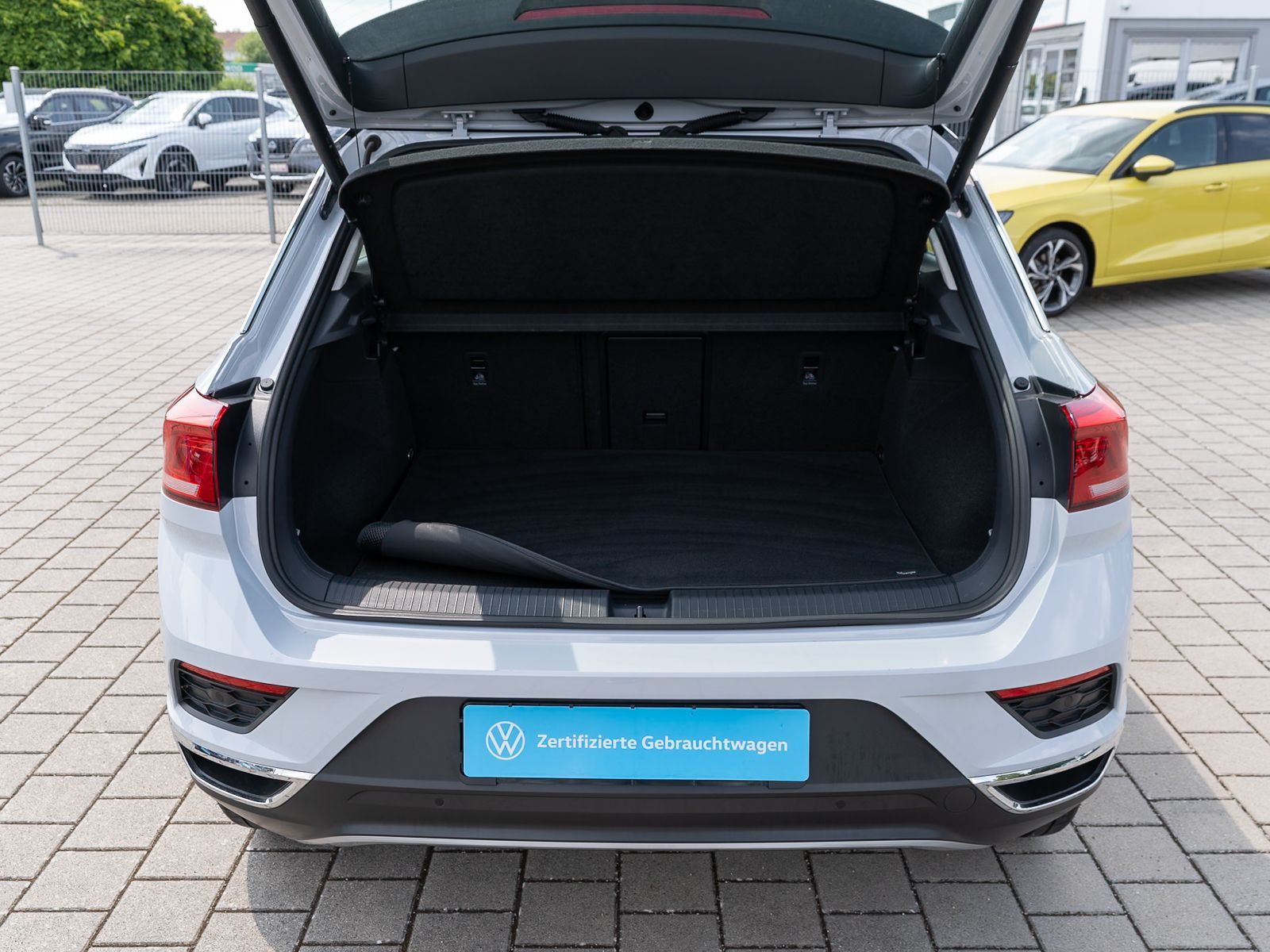 Fahrzeugabbildung Volkswagen T-Roc Style 1.5TSI DSG LED Navi Stdhz Pano LEDER