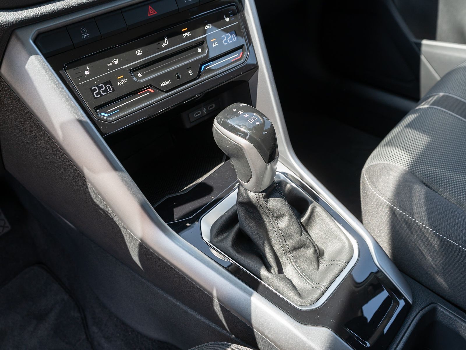 Fahrzeugabbildung Volkswagen T-ROC Life 1.5 TSI DSG Navi LED Standheizung AHK