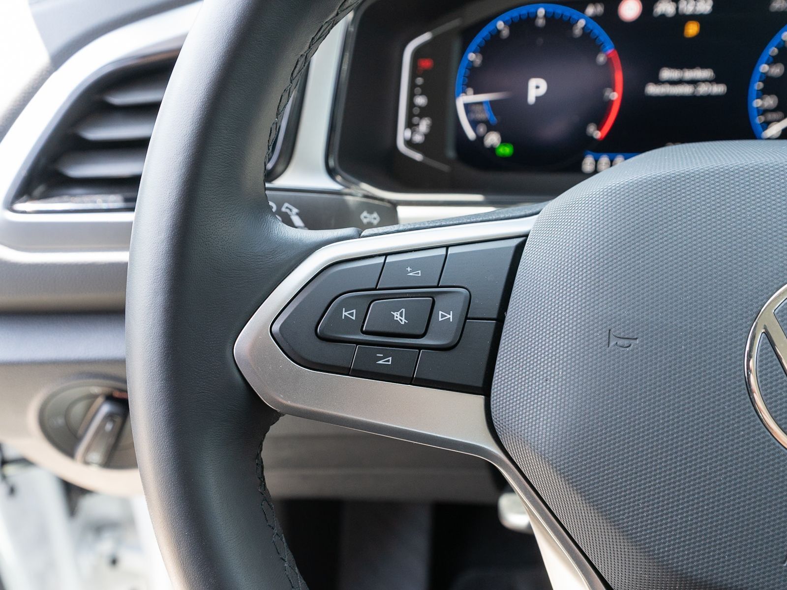 Fahrzeugabbildung Volkswagen T-ROC Life 1.5 TSI DSG Navi LED Standheizung AHK