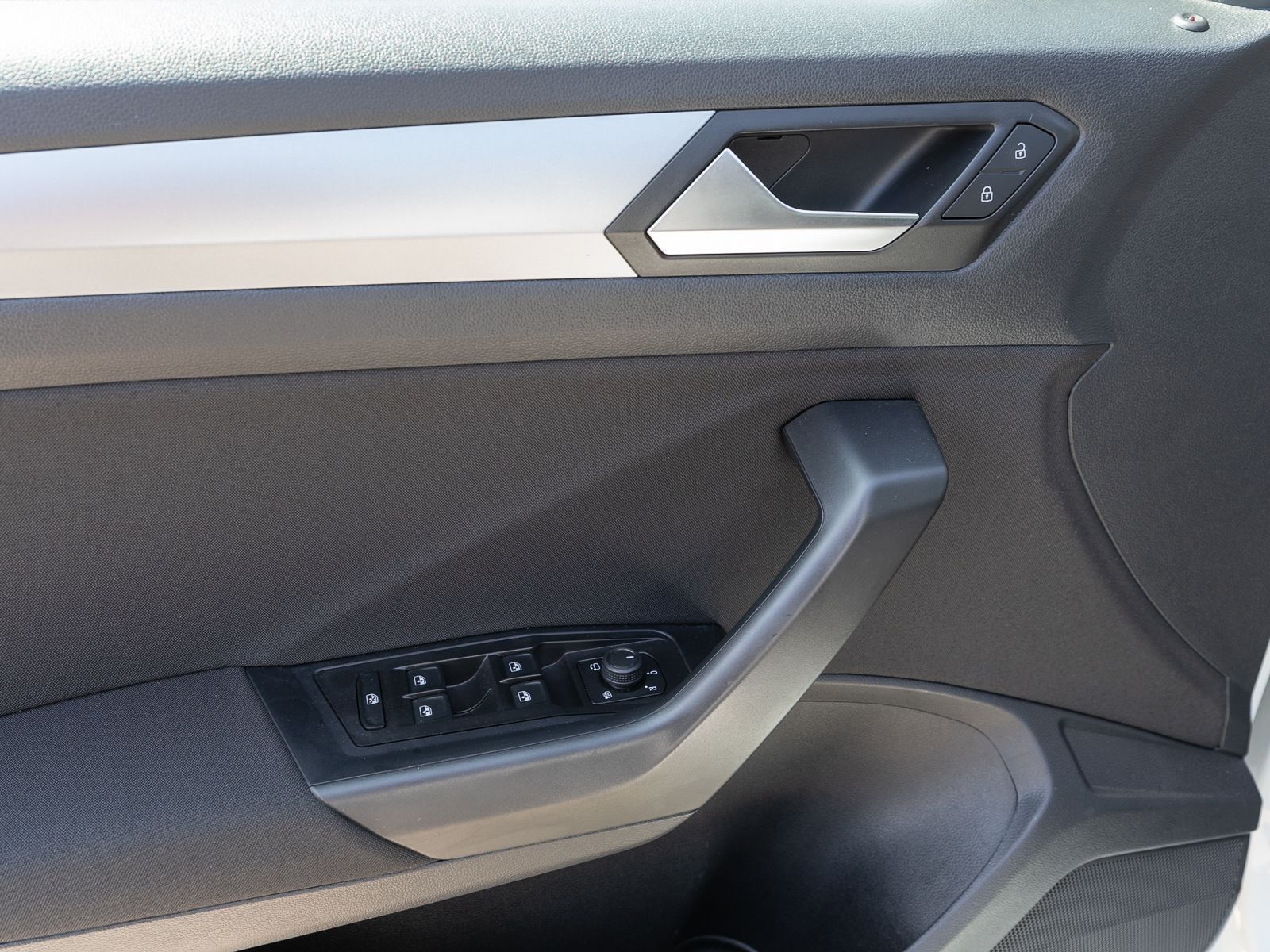 Fahrzeugabbildung Volkswagen T-ROC Life 1.5 TSI DSG Navi LED Standheizung AHK