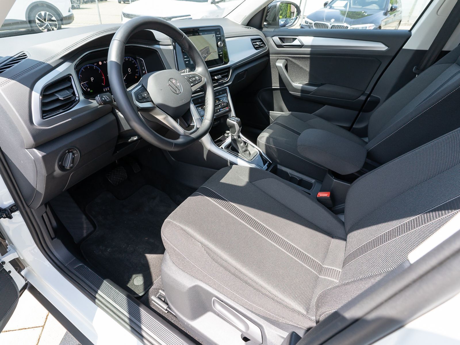 Fahrzeugabbildung Volkswagen T-ROC Life 1.5 TSI DSG Navi LED Standheizung AHK