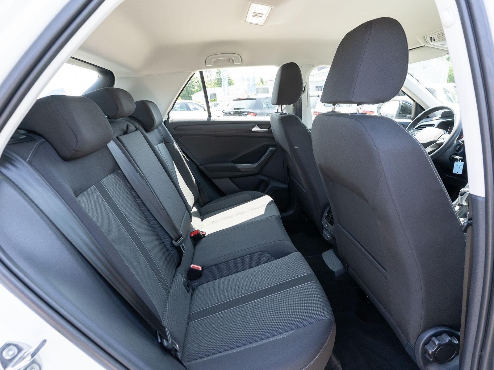 Fahrzeugabbildung Volkswagen T-ROC Life 1.5 TSI DSG Navi LED Standheizung AHK