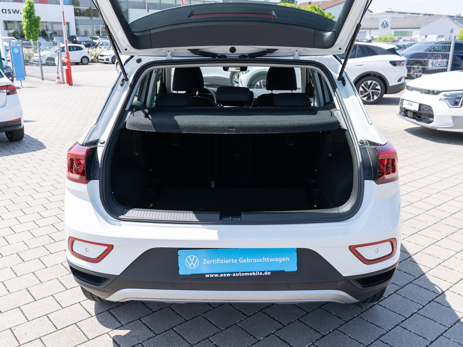 Fahrzeugabbildung Volkswagen T-ROC Life 1.5 TSI DSG Navi LED Standheizung AHK