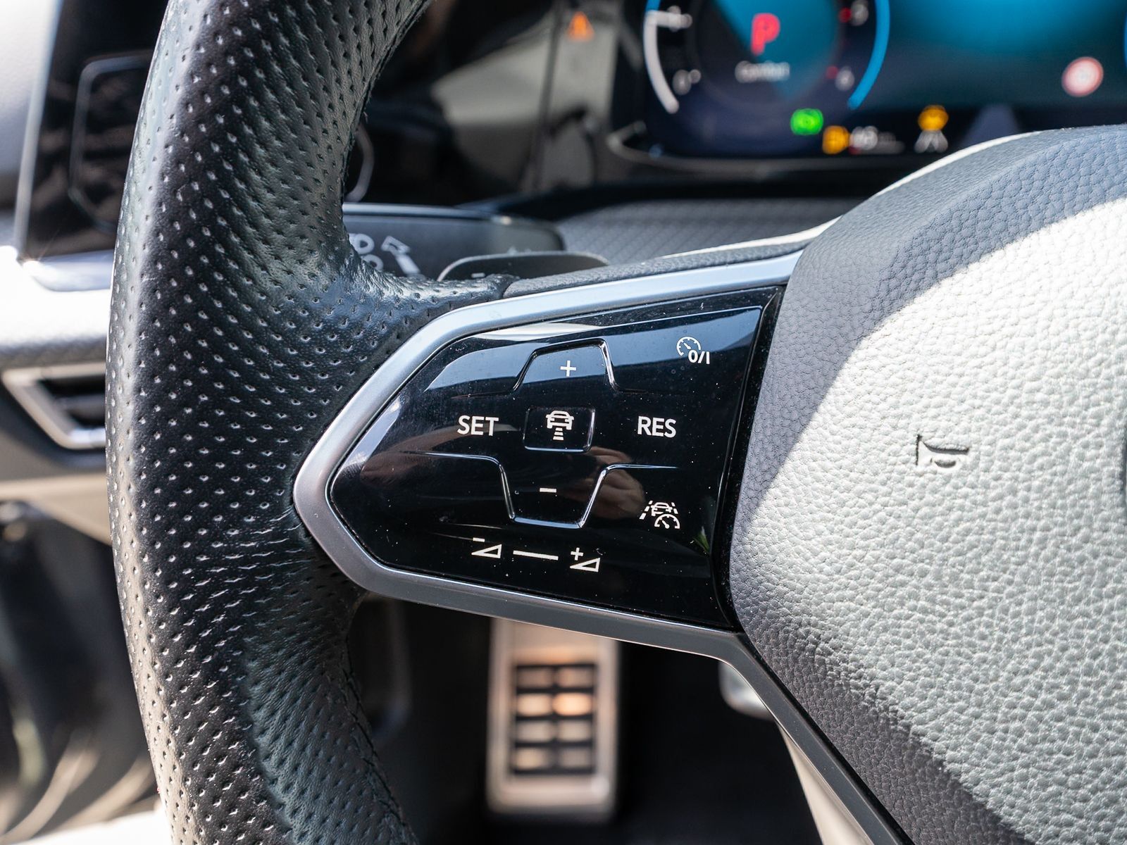 Fahrzeugabbildung Volkswagen Golf R-Line 2.0TDI DSG LED Navi RFK ACC SHZ AHK
