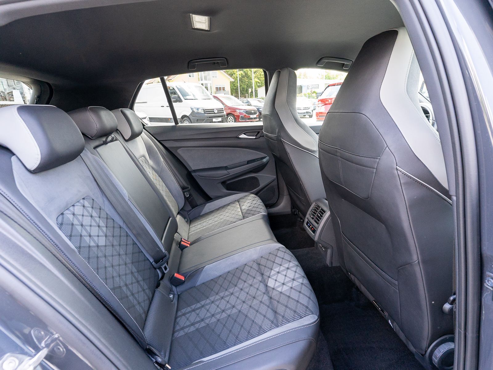 Fahrzeugabbildung Volkswagen Golf R-Line 2.0TDI DSG LED Navi RFK ACC SHZ AHK