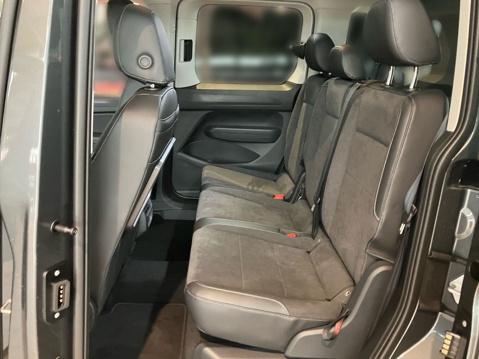 Fahrzeugabbildung Volkswagen Caddy Dark Label 5-Sitzer 1.5 85 kW TSI ACC SHZ
