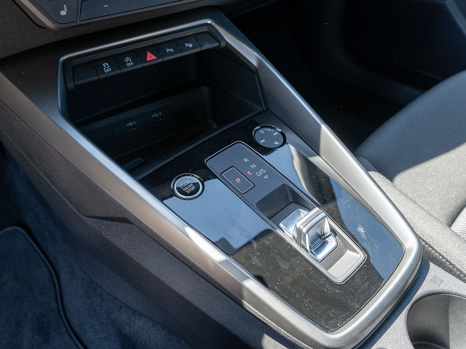 Fahrzeugabbildung Audi A3 Sportback 30 TFSI Stronic LED Navi PDC AHK VC