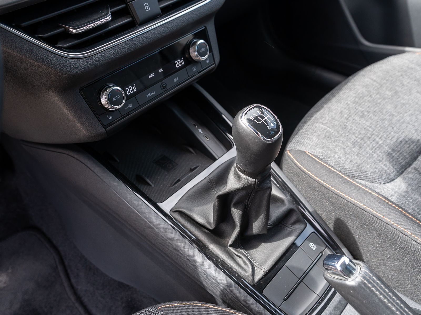 Fahrzeugabbildung SKODA Kamiq Clever 1.5TSI 6-Gang Navi LED VC SHZ PDC