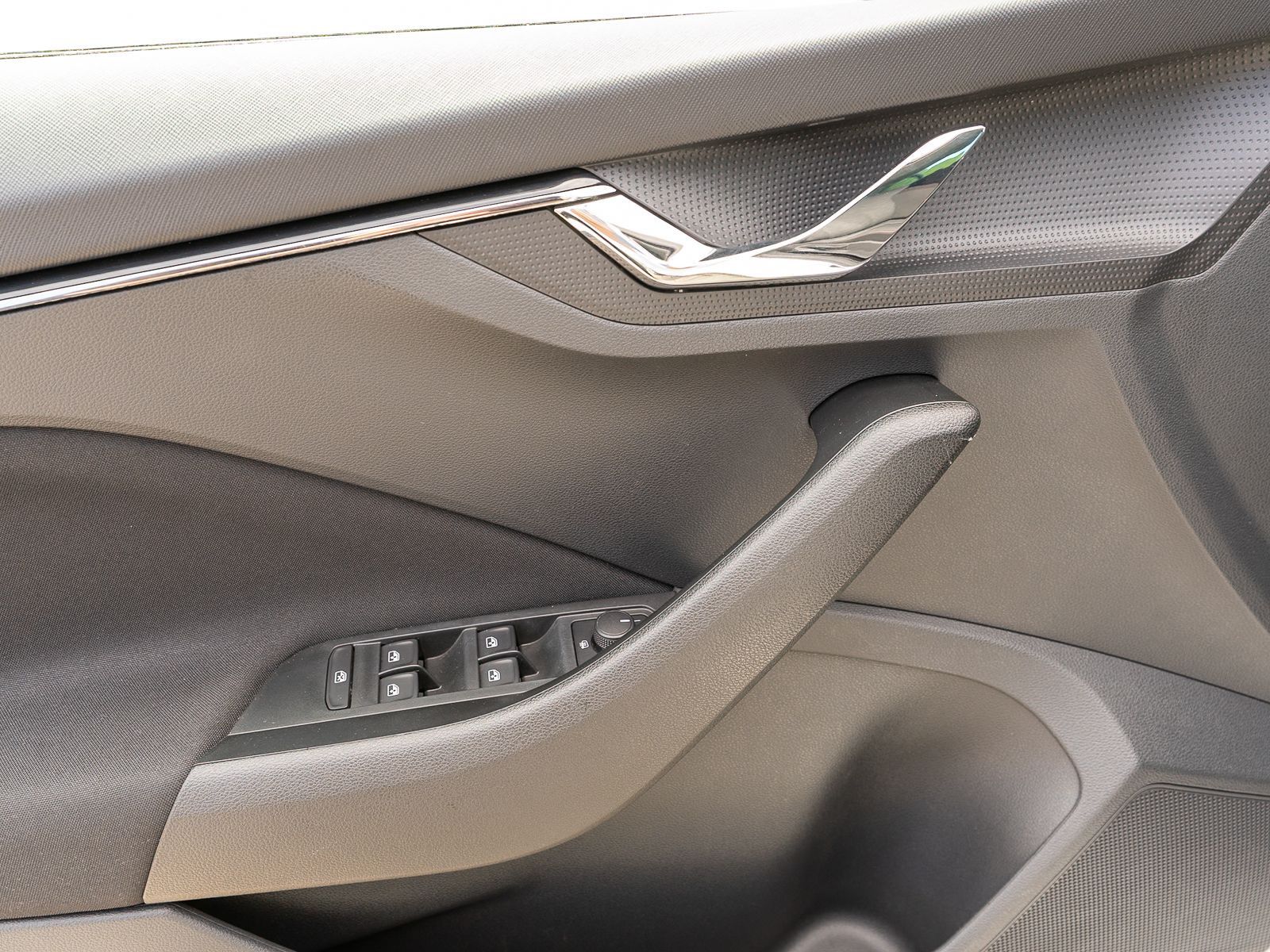 Fahrzeugabbildung SKODA Kamiq Clever 1.5TSI 6-Gang Navi LED VC SHZ PDC