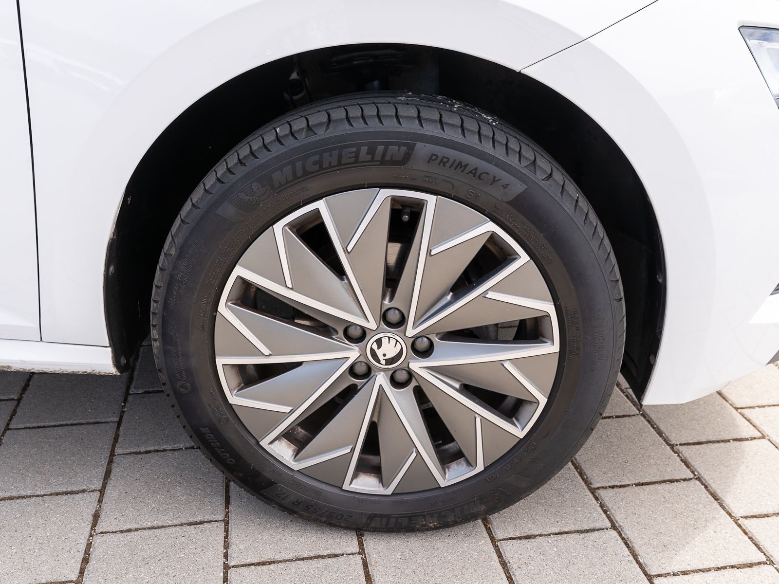 Fahrzeugabbildung SKODA Kamiq Clever 1.5TSI 6-Gang Navi LED VC SHZ PDC