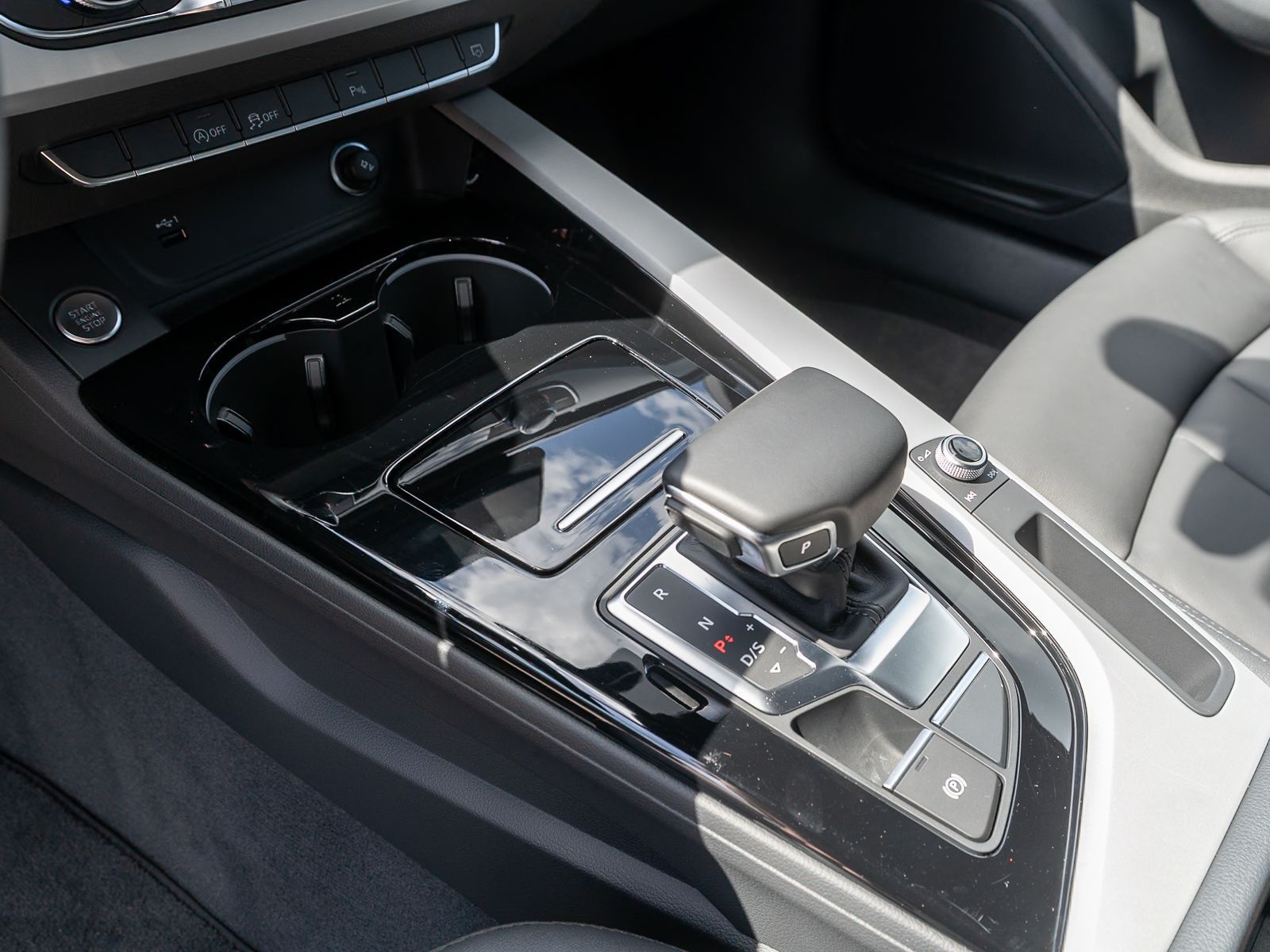 Fahrzeugabbildung Audi A4 Avant S line 35TFSI Stronic Navi LED RFK ACC
