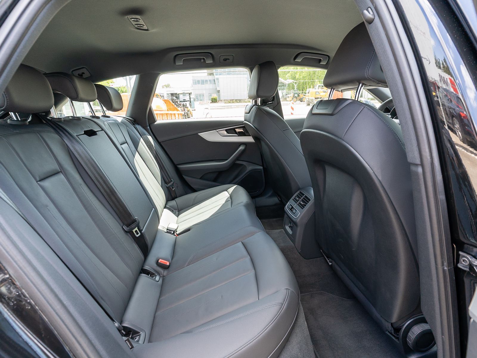 Fahrzeugabbildung Audi A4 Avant S line 35TFSI Stronic Navi LED RFK ACC