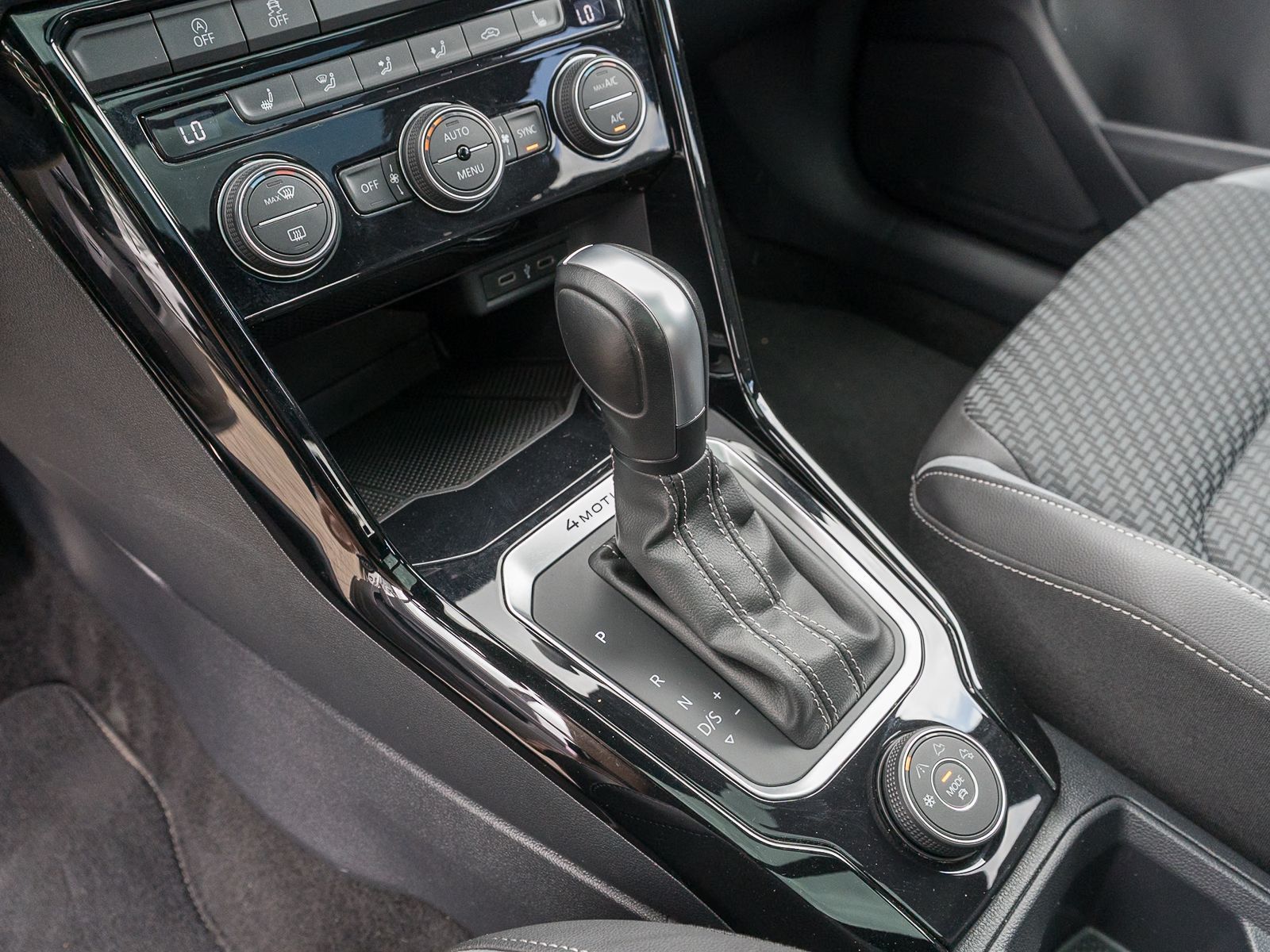 Fahrzeugabbildung Volkswagen T-Roc R 2.0 TSI 4M DSG PANO ACC Digital Cockpit