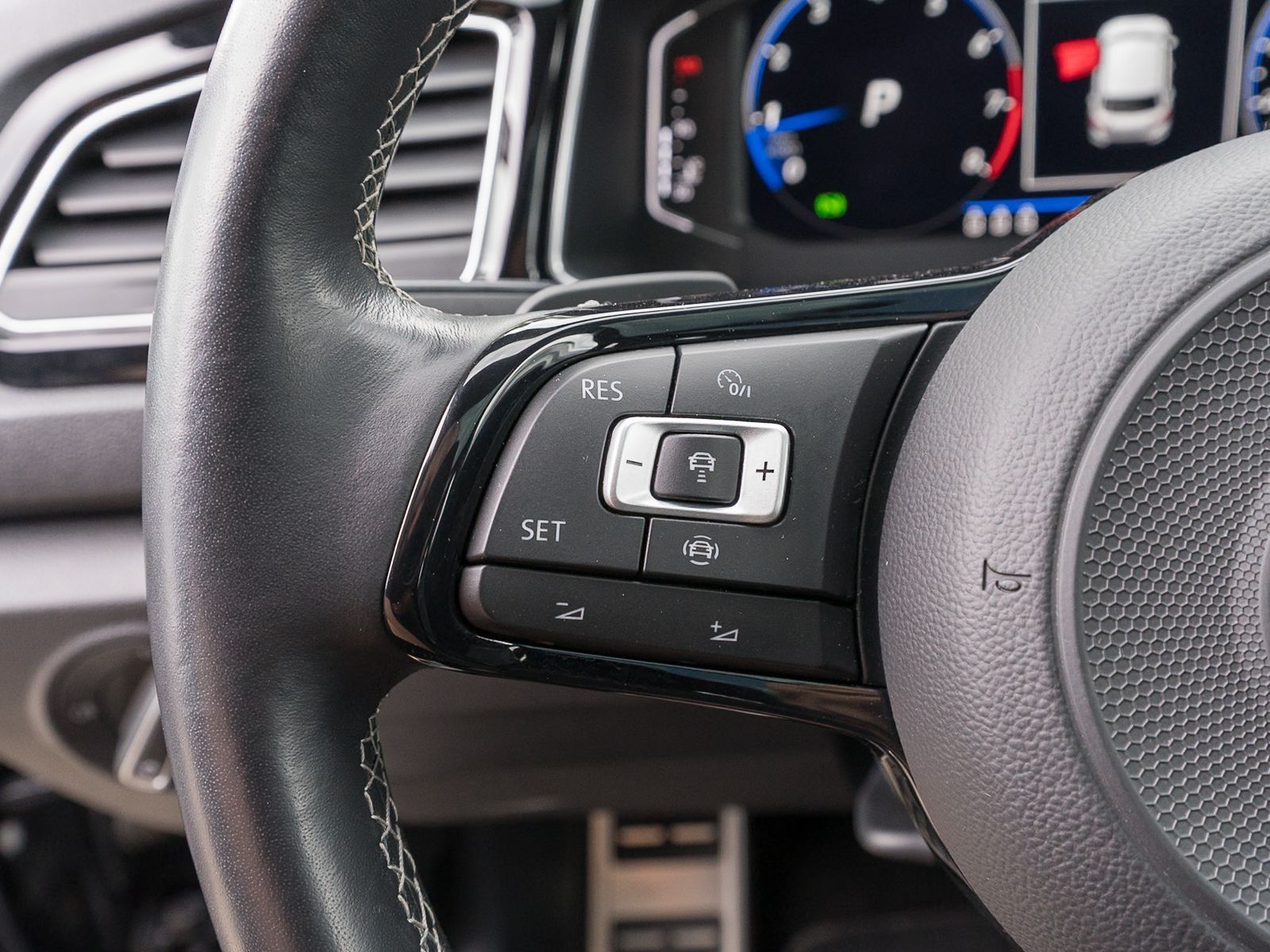 Fahrzeugabbildung Volkswagen T-Roc R 2.0 TSI 4M DSG PANO ACC Digital Cockpit