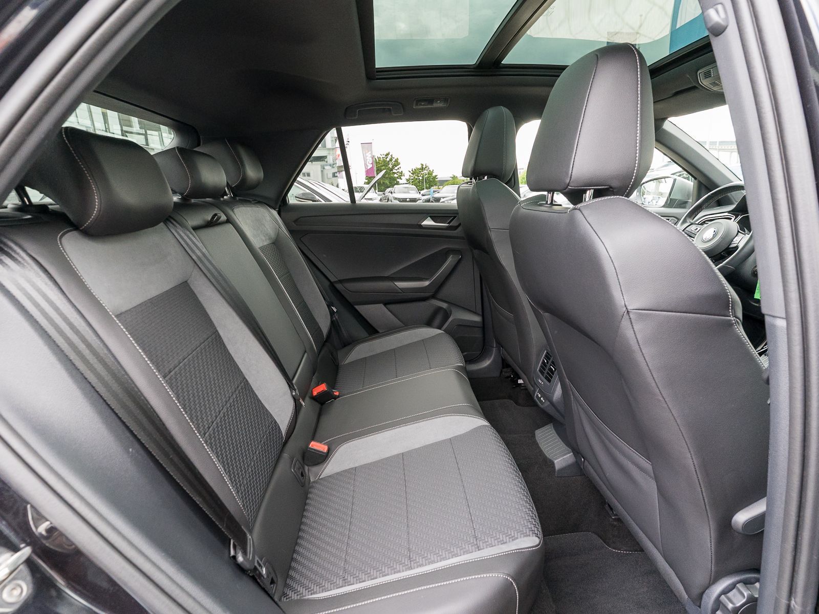 Fahrzeugabbildung Volkswagen T-Roc R 2.0 TSI 4M DSG PANO ACC Digital Cockpit