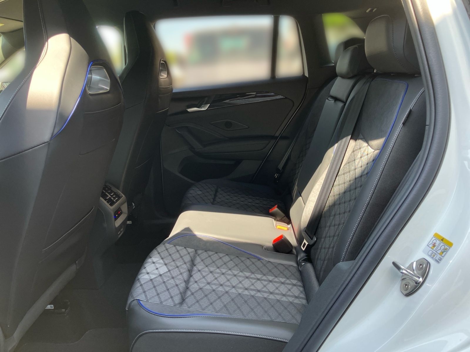 Fahrzeugabbildung Volkswagen Tiguan R-Line 1,5 l eHybrid OPF 130 kW ( 177 PS)