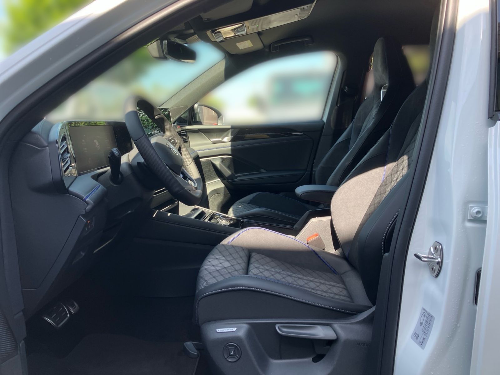 Fahrzeugabbildung Volkswagen Tiguan R-Line 1,5 l eHybrid OPF 130 kW ( 177 PS)
