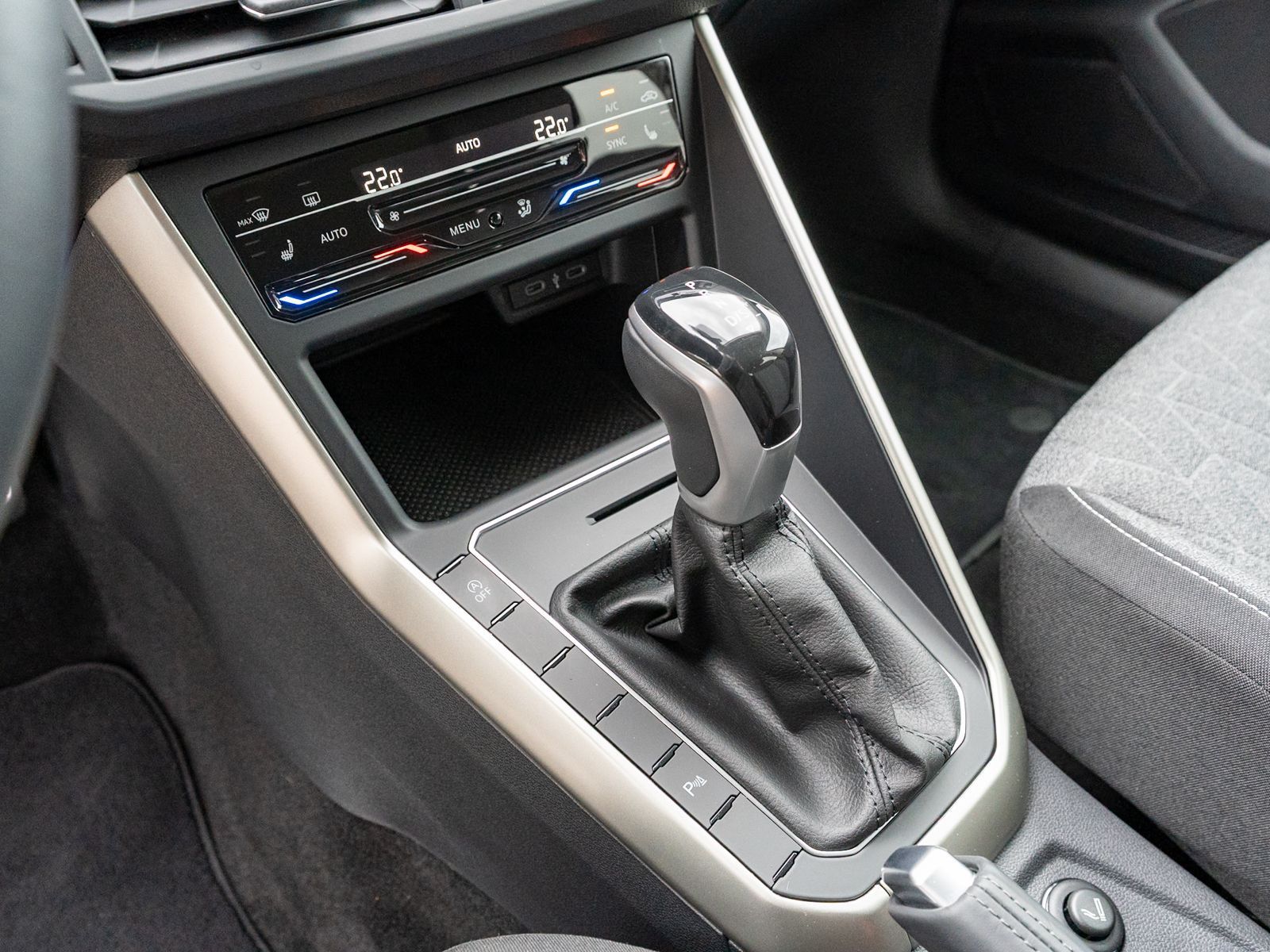 Fahrzeugabbildung Volkswagen Polo Move 1.0TSI DSG LED Navi RFK VC SHZ AHK