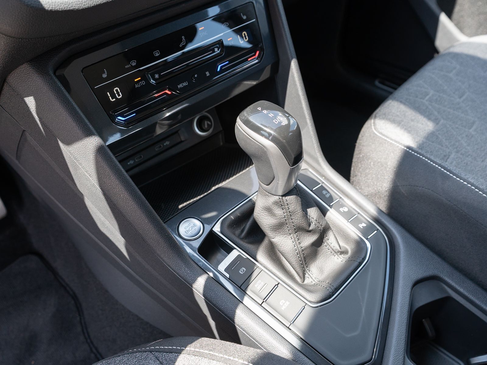 Fahrzeugabbildung Volkswagen Tiguan Move 2.0TDI DSG LED Nav RFK HUD Stdhz AHK