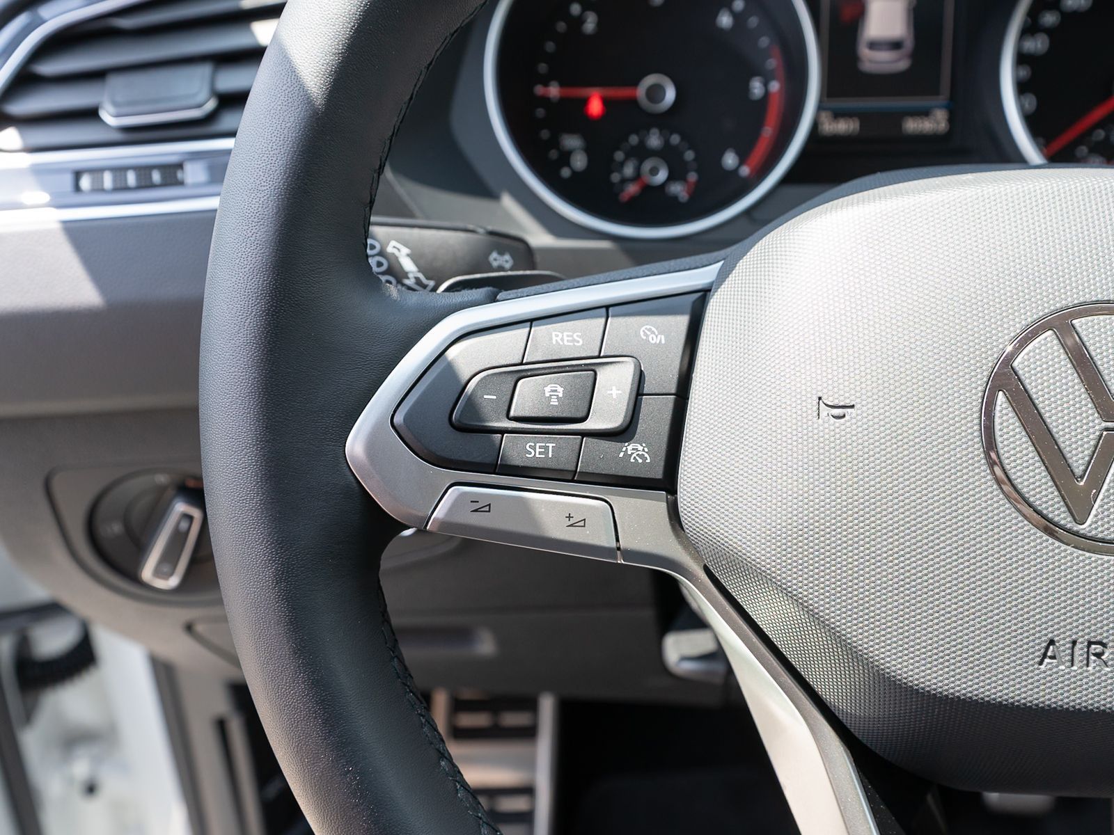 Fahrzeugabbildung Volkswagen Tiguan Move 2.0TDI DSG LED Nav RFK HUD Stdhz AHK